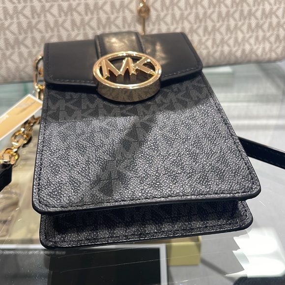 Michael Kors Carmen Small Logo Smartphone Crossbody Bag
Black Signature 
NWT - Picture 7 of 16